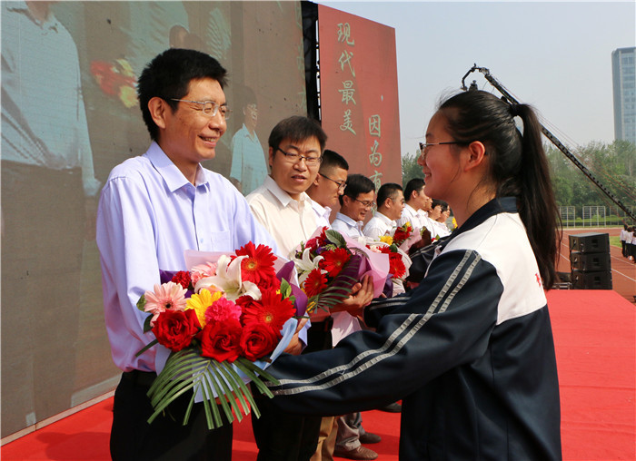 寿光现代中学隆重举行2015级毕业典礼