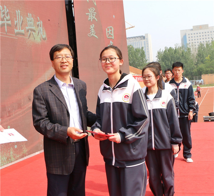 寿光现代中学隆重举行2015级毕业典礼