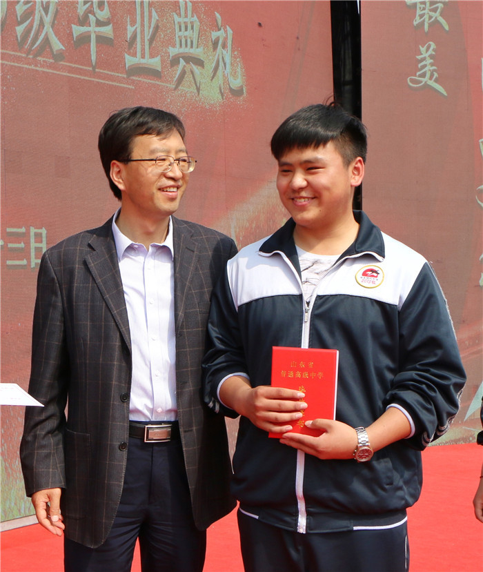 寿光现代中学隆重举行2015级毕业典礼